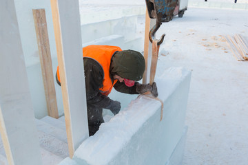Slinger in an orange helmet at the installation site