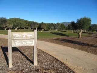 Camino en campo de golf, señal tee.