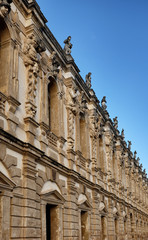 Parete villa con statue e sculture