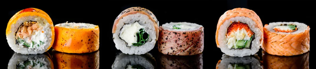 Fototapete Sushi-bar gebackene heiße Sushi-Rollen auf dunklem Hintergrund. Heiß gebratene Sushi Roll Sushi Menü