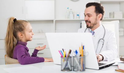 Fototapeta premium Male doctor and little girl