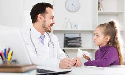 Obraz premium Male doctor and little girl