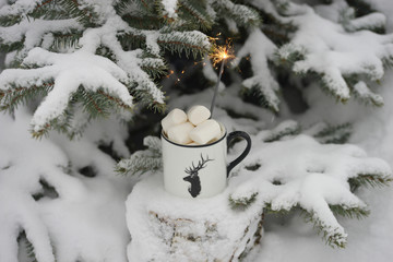 Obraz na płótnie Canvas Drink with marshmallows in winter under the tree.