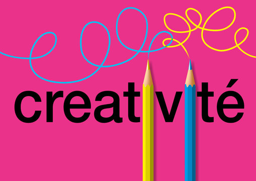 Concept de la créativité, avec le mot écrit en noir sur un fond rose et deux crayons de couleurs jaune et bleu qui remplace les i, et tracent deux lignes de couleurs, enlacées.