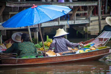 Fototapeta na wymiar Tha Kha Floating Market