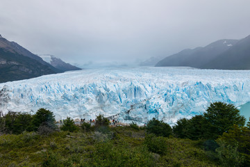 glaciar perito moreno en un día nublado