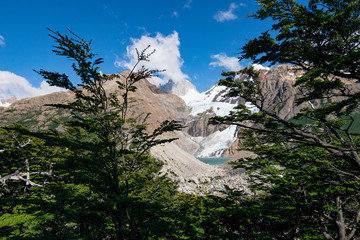 paisaje con glaciar colgante y monte fitz roy en la patagonia argentina