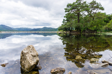 See im Killarney Nationalpark mit Wasserspiegelung in Irland Bearbeiten
