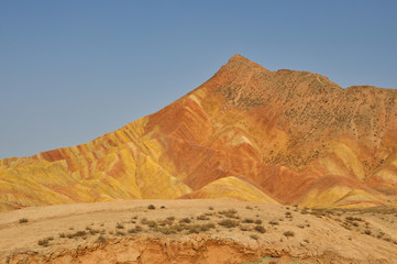 Fototapeta na wymiar Montagne di roccia rossa e gialla, deserto di Zhangye, Cina