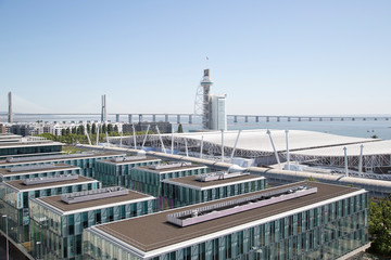 Vista do rio Tejo e prédios no Parque das Nações em Lisboa