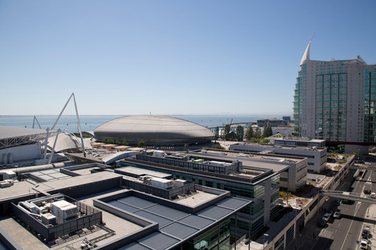 Vista do rio Tejo e pr&eacute;dios no Parque das Na&ccedil;&otilde;es em Lisboa