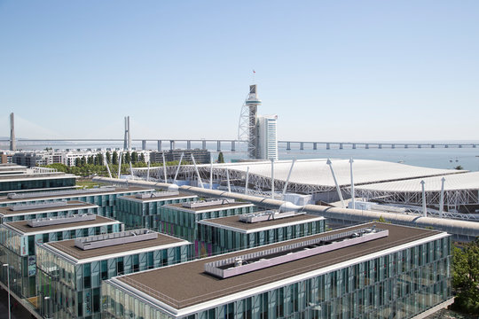 Vista do rio Tejo e pr&eacute;dios no Parque das Na&ccedil;&otilde;es em Lisboa