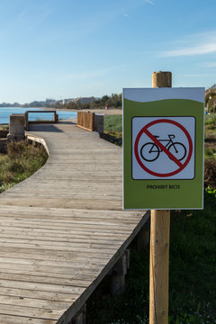Skylt med cykling f&ouml;rbjudet