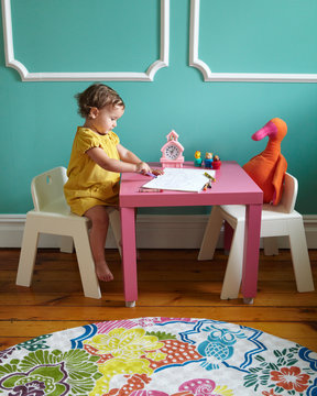 Young toddler drawing