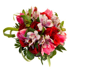 ramo de novia de rosas, tulipán y alstroemeria en fondo blanco