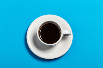 Obraz na płótnie Canvas Tazza di caffè su sfondo azzurro