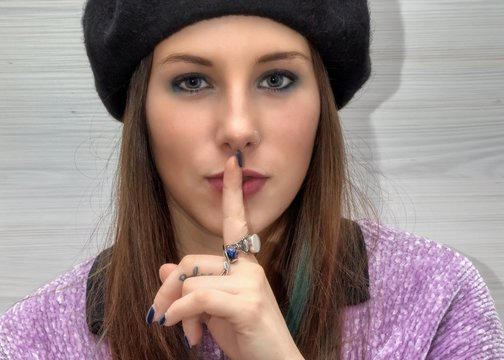 La ragazza che indica di stare zitti