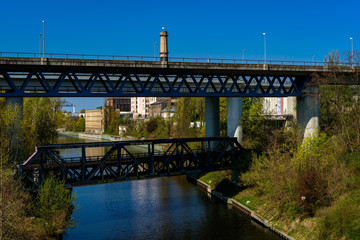 Industrielandschaft im Frühling: Brücken über den Teltowkanal in Berlin-Tempelhof