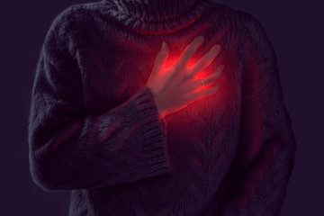 Person hat Schmerzen in der Brust