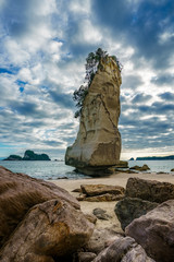 Fototapeta premium sandstone rock monolith,cathedral cove,coromandel,new zealand 1