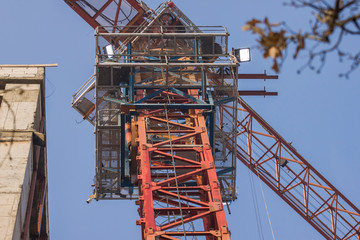Fototapeta na wymiar work tower crane on the construction site.
