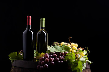 Obraz na płótnie Canvas Wine with fresh grapes