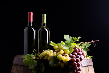 Obraz na płótnie Canvas Wine with fresh grapes