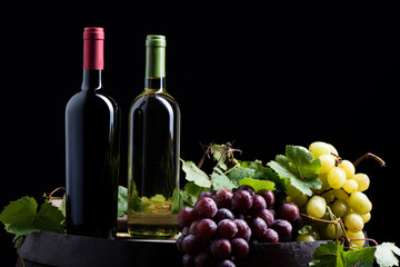 Fototapeta na wymiar Wine with fresh grapes
