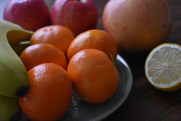 Plato con mandarinas, fruta fresca.