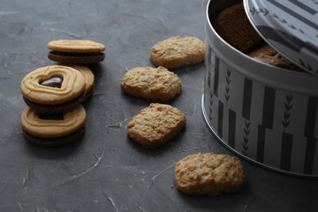 Caja con galletas, galletas con forma de corazón 