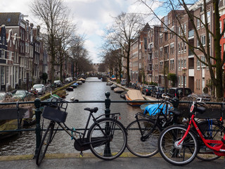 Fototapeta na wymiar Bicicletas en un puente sobre los canales de Amsterdam