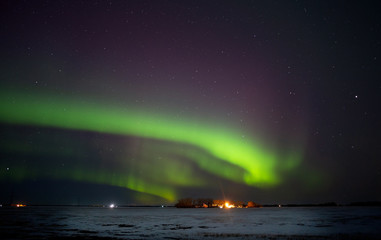 Colorful northern lights over a saskatchewan prairies winter landscape at night - obrazy, fototapety, plakaty