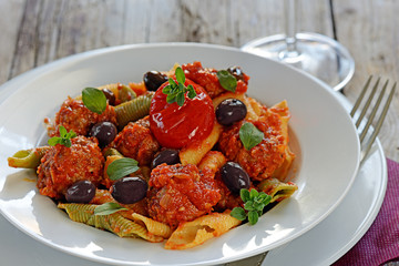 pasta con olive nere e polpette di carne