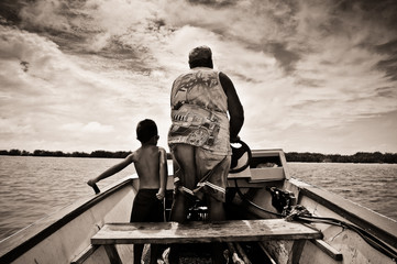 Homme et enfant en bateau