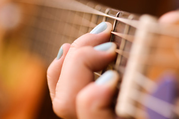 mulher tocando violão
