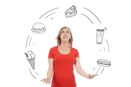 femme jonglant avec alimentation des&eacute;quilibr&eacute;e 