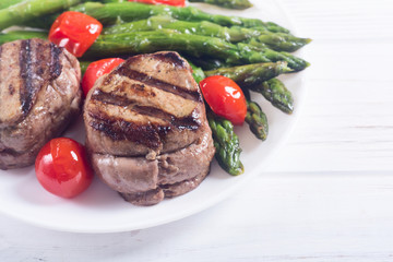 Grilled filet mignon with asparagus and tomatoes