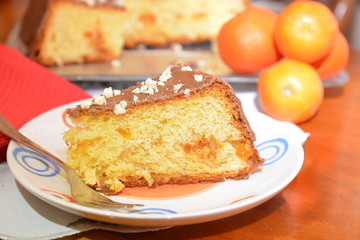 deliziosa fetta di torta con crema di mandarini cioccolato al latte e granelli di biscotti al latte
