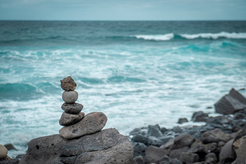 Pedras sobrepostas na praia