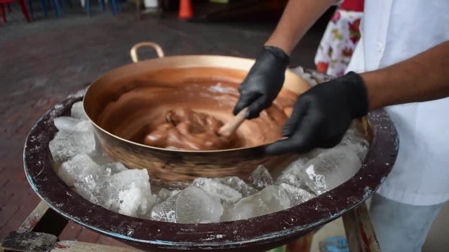 Preparaci&oacute;n de helado en sart&eacute;n