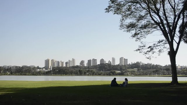 flat video people talking in a park parque barigui curitiba