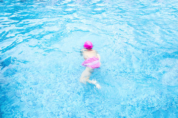 Fototapeta na wymiar Asian little girl swimming
