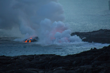 Fototapeta na wymiar Hot Lava Flow, Kilauea Volcano