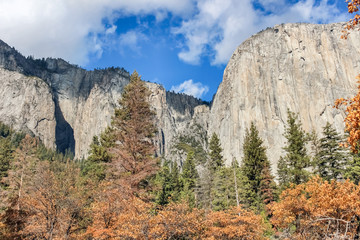 Fototapeta na wymiar Autumn views from Yosemite Valley. Yosemite National Park, Mariposa County, California, USA.