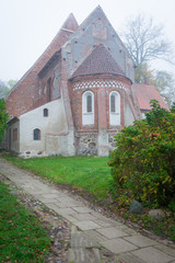 Fototapeta na wymiar Alte Kirche in Altenkirchen auf Insel Rügen im Nebel