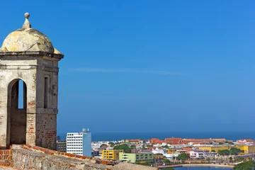 Photo sur Plexiglas Travaux détablissement Observation tower of San Felipe de Barajas Castle with a view on historic Cartagena town in Colombia. Historic fort on San Lazaro Hill overlooks old walled city.