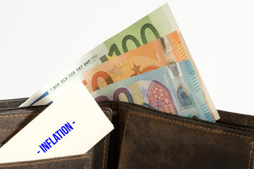 Eine Brieftasche mit Euro Geldscheinen und Inflation in Europa