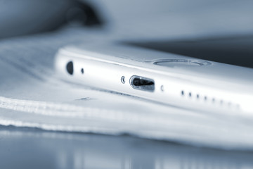 Eine Zeitung, Lesebrille und ein Smartphone