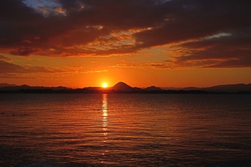 琵琶湖にのぼる朝日