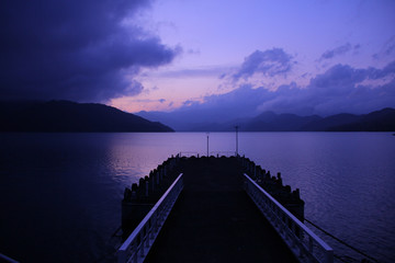 夕焼けの中禅寺湖と桟橋